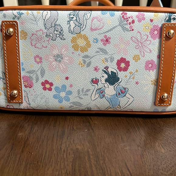 🎉HP🎉 Disney Dooney And Bourke Snow White Flower And Garden 2023 Satchel Bag - Picture 4 of 14